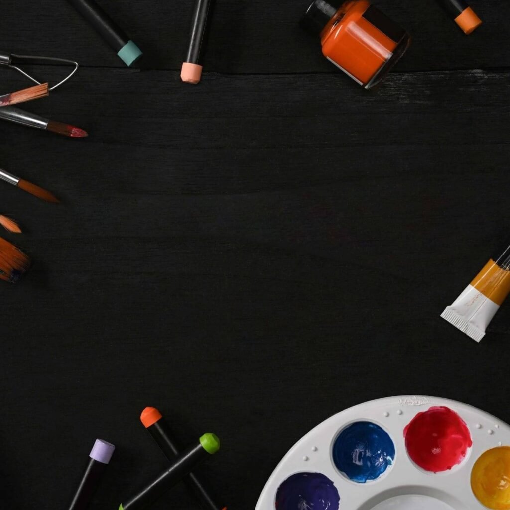 flat lay watercolors palette and paint brushes on km6hkmq